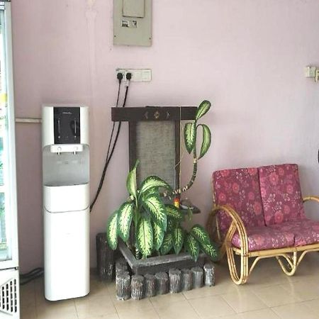 Oyo 90937 Tanjak Hotel Άλορ Σταρ Εξωτερικό φωτογραφία