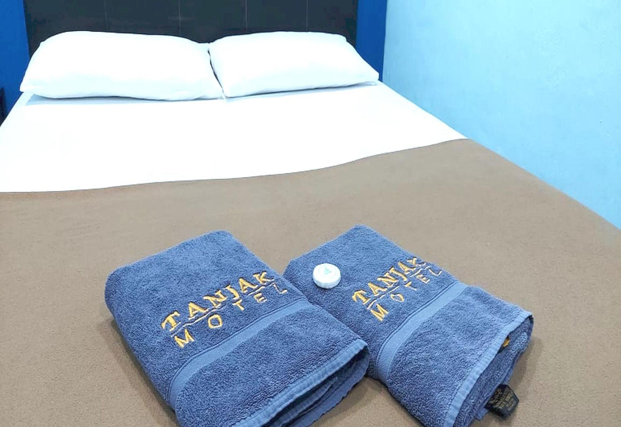 Oyo 90937 Tanjak Hotel Άλορ Σταρ Εξωτερικό φωτογραφία
