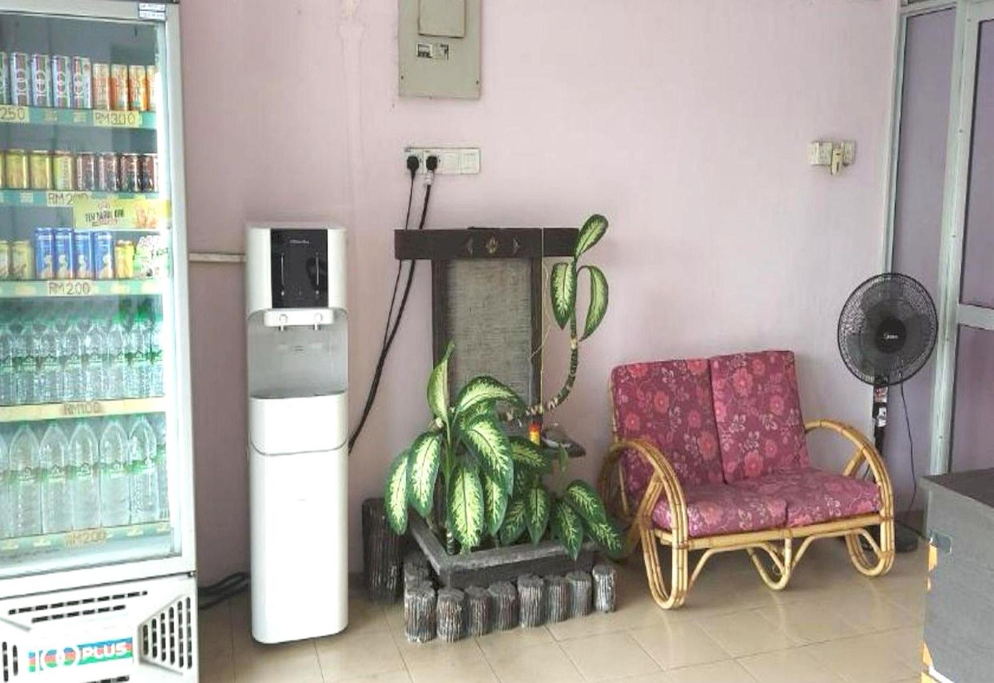 Oyo 90937 Tanjak Hotel Άλορ Σταρ Εξωτερικό φωτογραφία