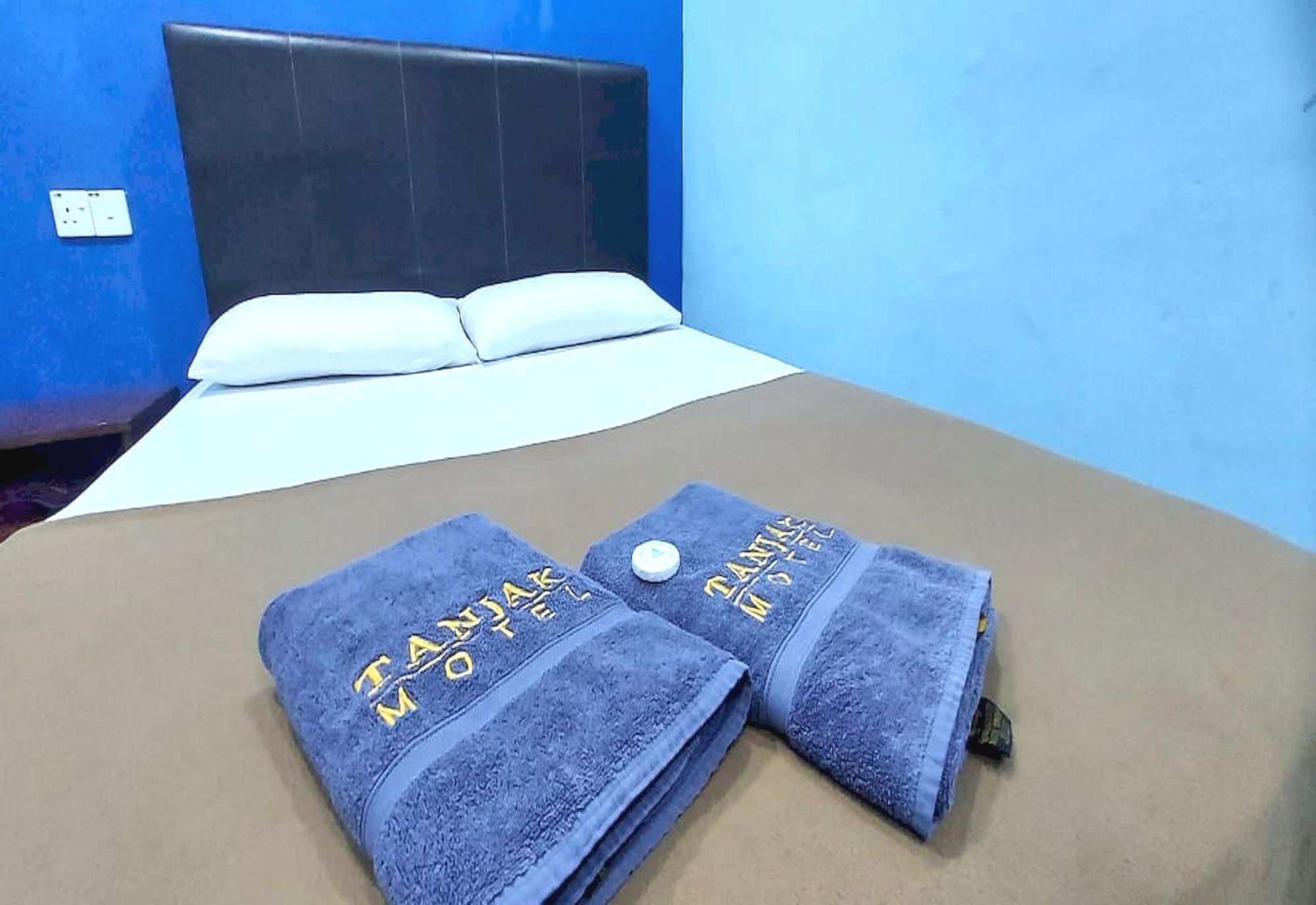 Oyo 90937 Tanjak Hotel Άλορ Σταρ Εξωτερικό φωτογραφία