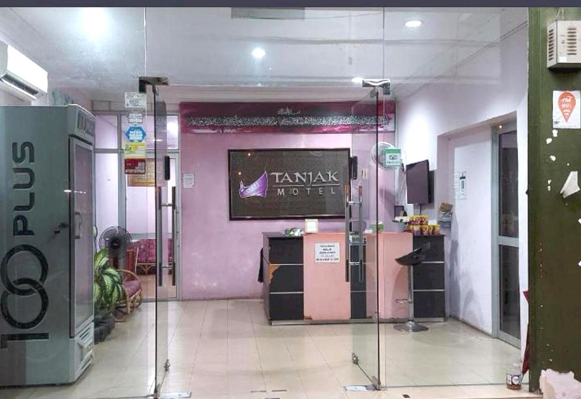 Oyo 90937 Tanjak Hotel Άλορ Σταρ Εξωτερικό φωτογραφία