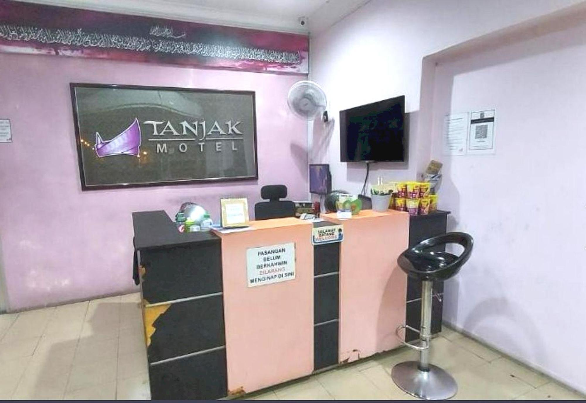 Oyo 90937 Tanjak Hotel Άλορ Σταρ Εξωτερικό φωτογραφία