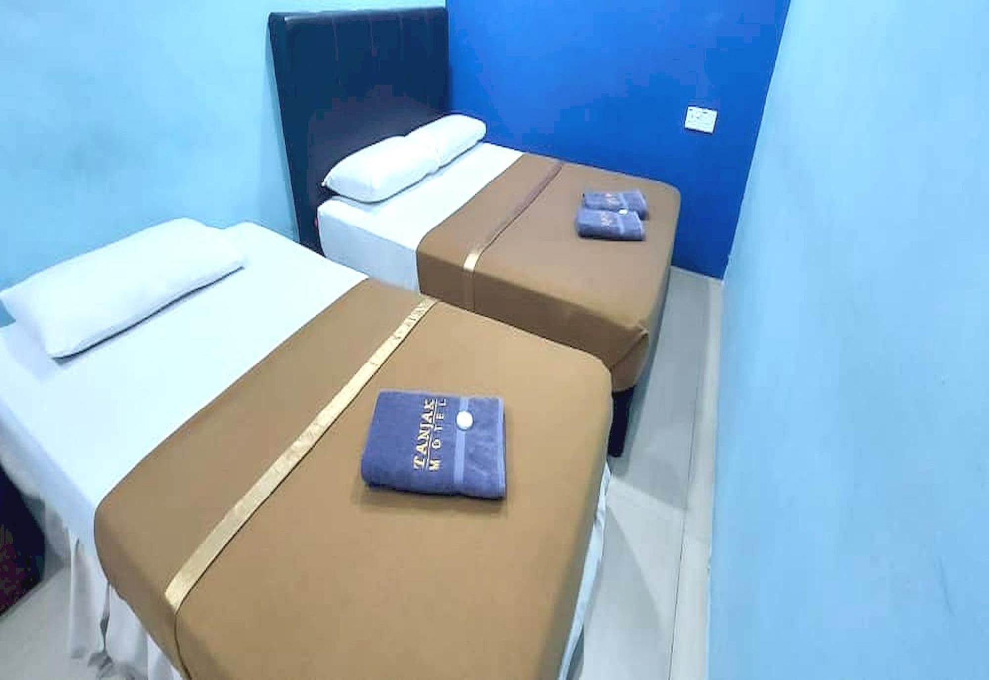 Oyo 90937 Tanjak Hotel Άλορ Σταρ Εξωτερικό φωτογραφία