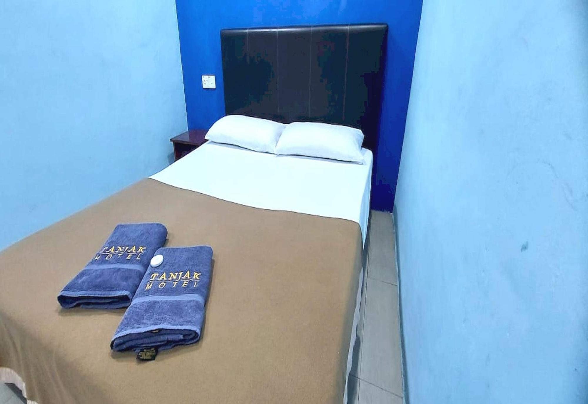 Oyo 90937 Tanjak Hotel Άλορ Σταρ Εξωτερικό φωτογραφία