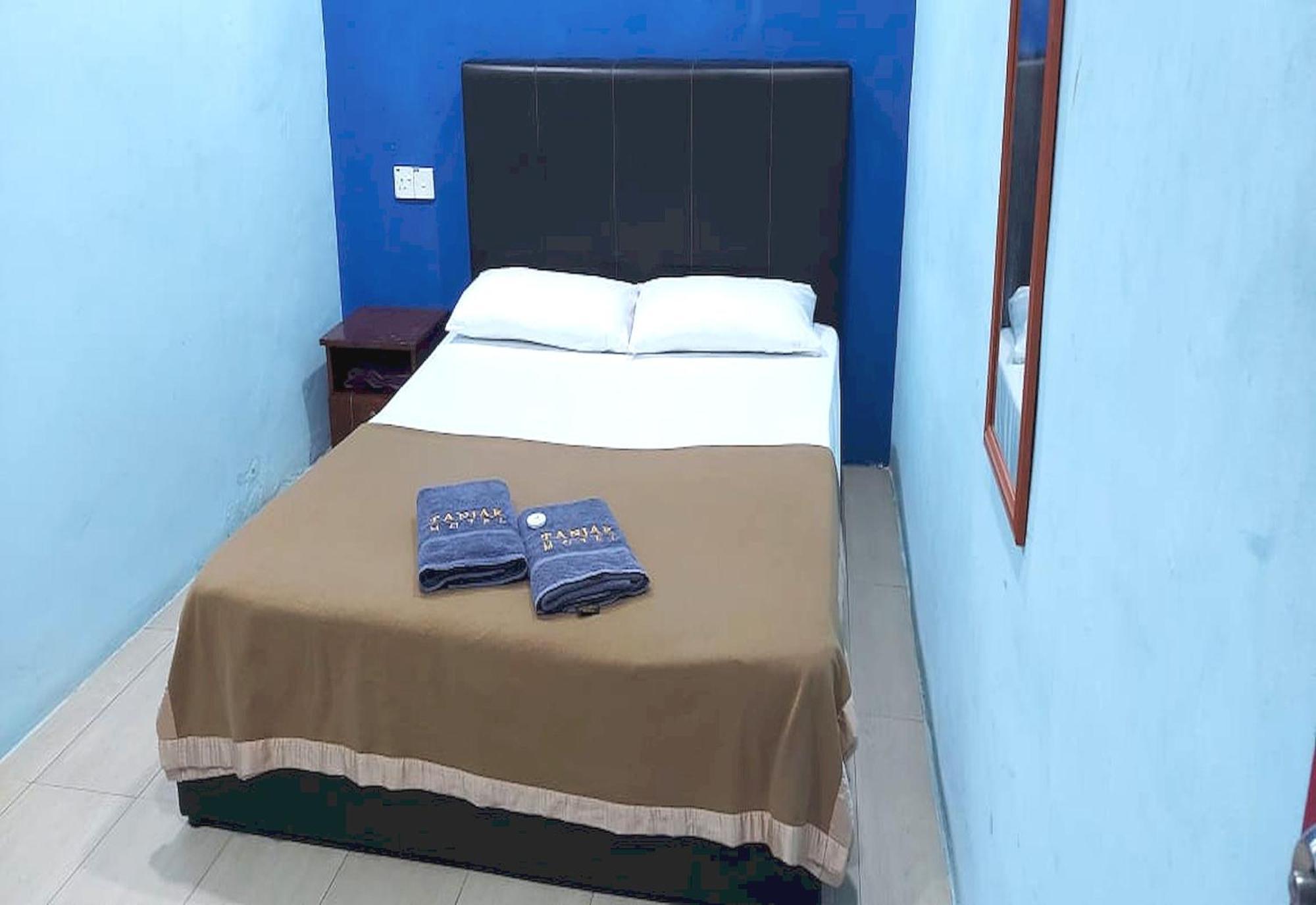 Oyo 90937 Tanjak Hotel Άλορ Σταρ Εξωτερικό φωτογραφία