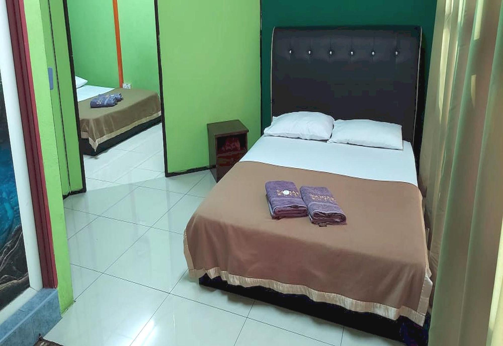 Oyo 90937 Tanjak Hotel Άλορ Σταρ Εξωτερικό φωτογραφία