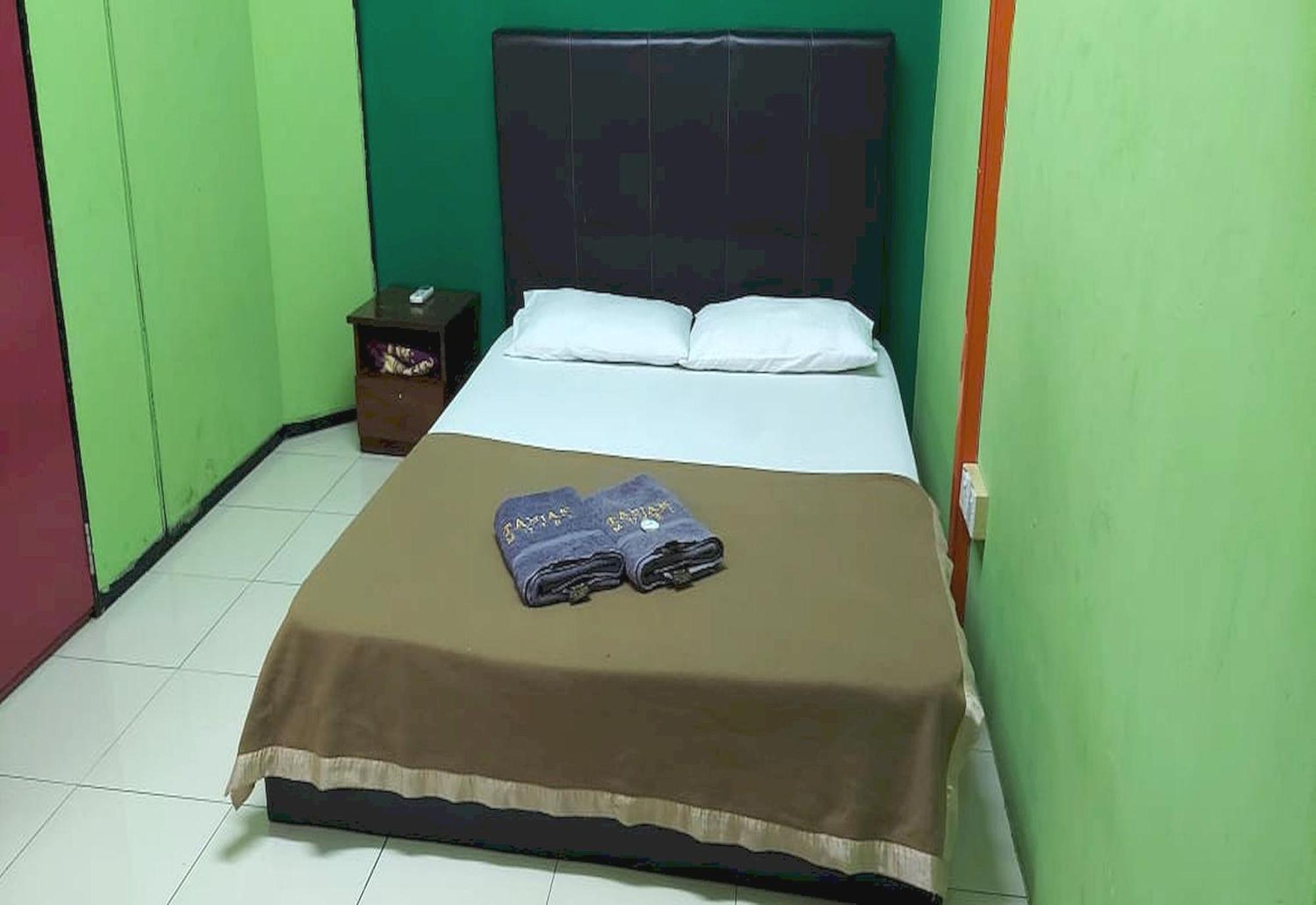 Oyo 90937 Tanjak Hotel Άλορ Σταρ Εξωτερικό φωτογραφία