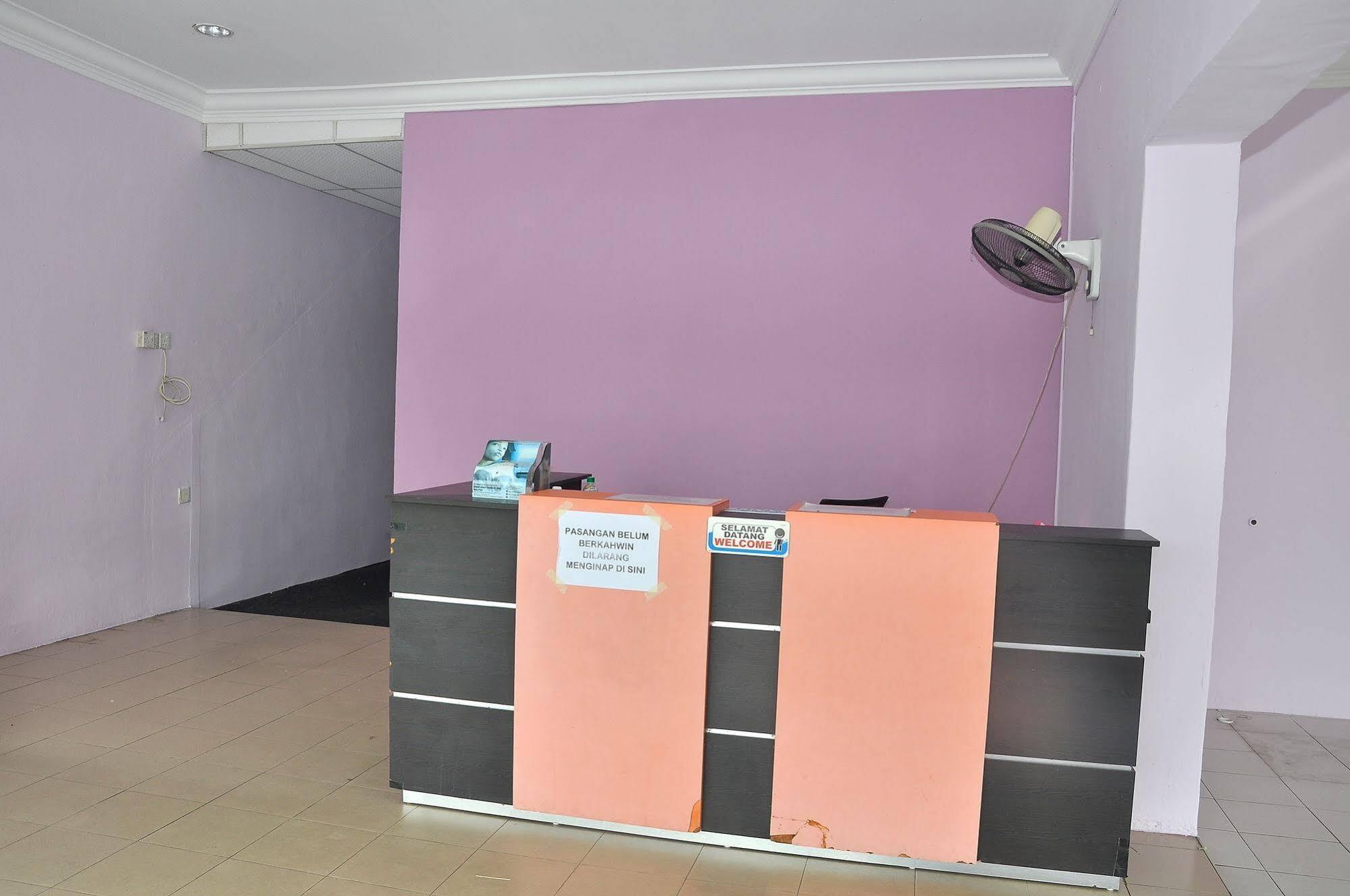 Oyo 90937 Tanjak Hotel Άλορ Σταρ Εξωτερικό φωτογραφία